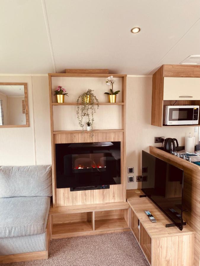8 Bed Sun Decked Caravan Unlimited High Speed Wifi And Fun At Seawick Holiday Park Clacton-on-Sea Exteriör bild