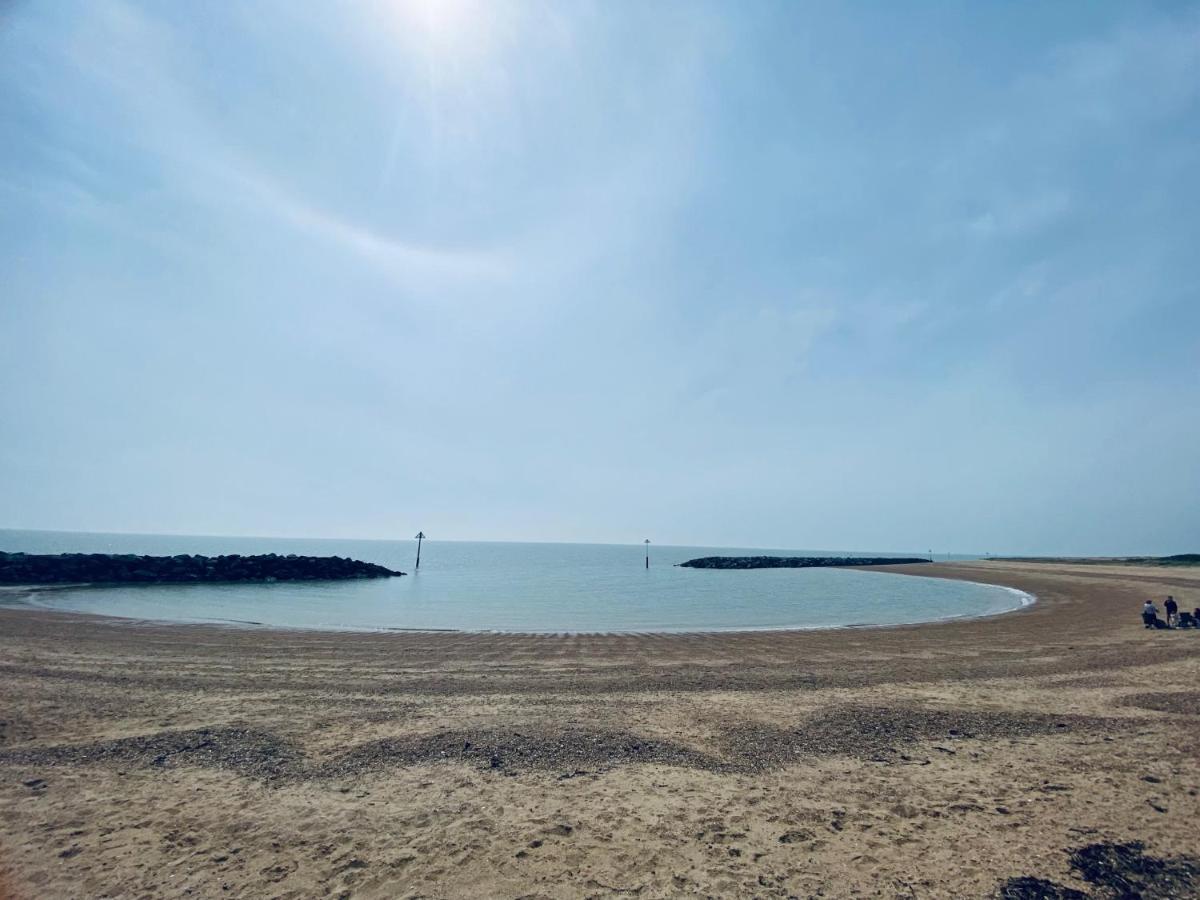 8 Bed Sun Decked Caravan Unlimited High Speed Wifi And Fun At Seawick Holiday Park Clacton-on-Sea Exteriör bild