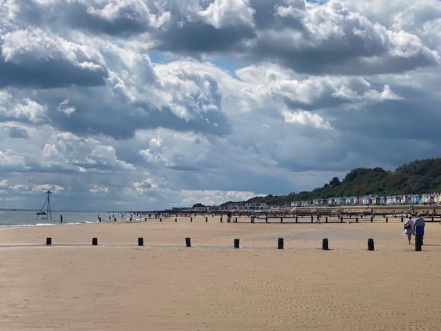 8 Bed Sun Decked Caravan Unlimited High Speed Wifi And Fun At Seawick Holiday Park Clacton-on-Sea Exteriör bild