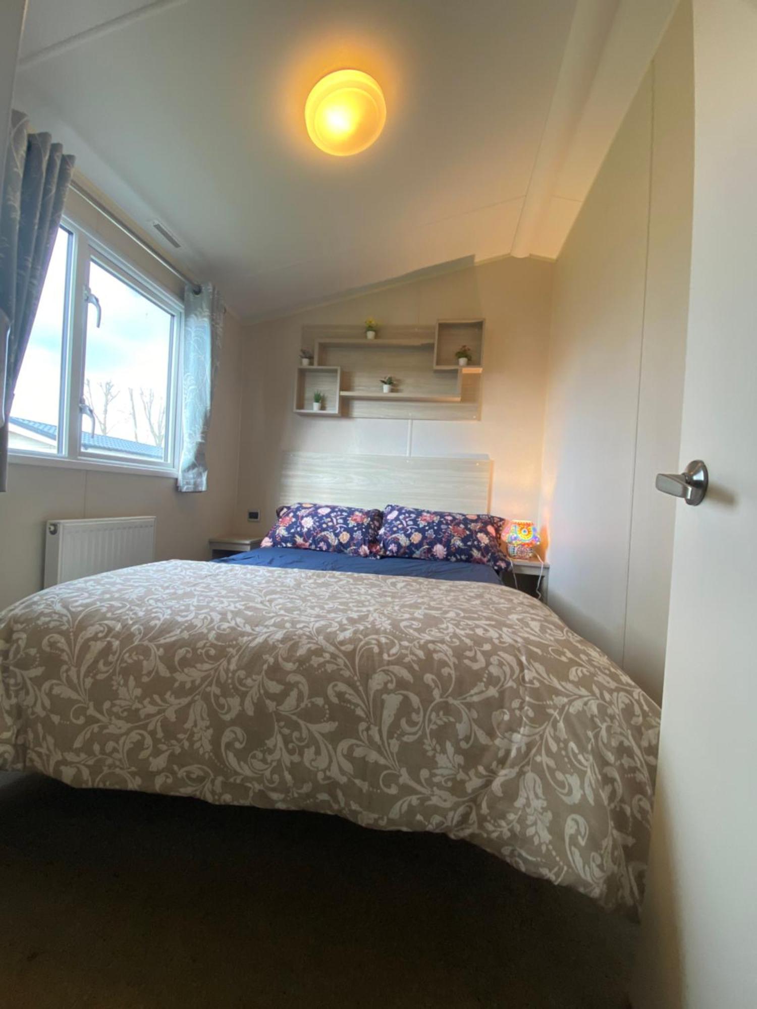 8 Bed Sun Decked Caravan Unlimited High Speed Wifi And Fun At Seawick Holiday Park Clacton-on-Sea Exteriör bild