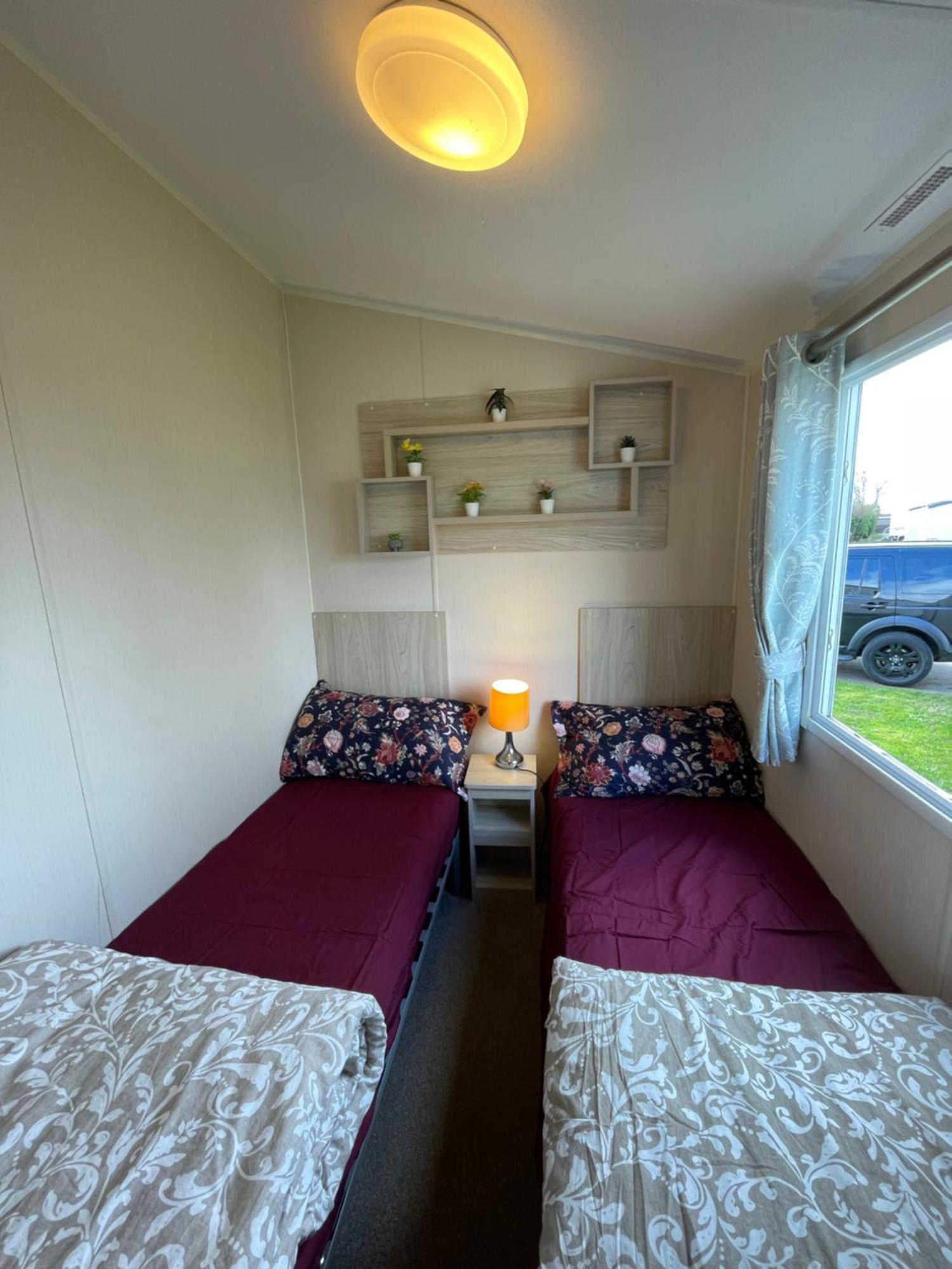 8 Bed Sun Decked Caravan Unlimited High Speed Wifi And Fun At Seawick Holiday Park Clacton-on-Sea Exteriör bild