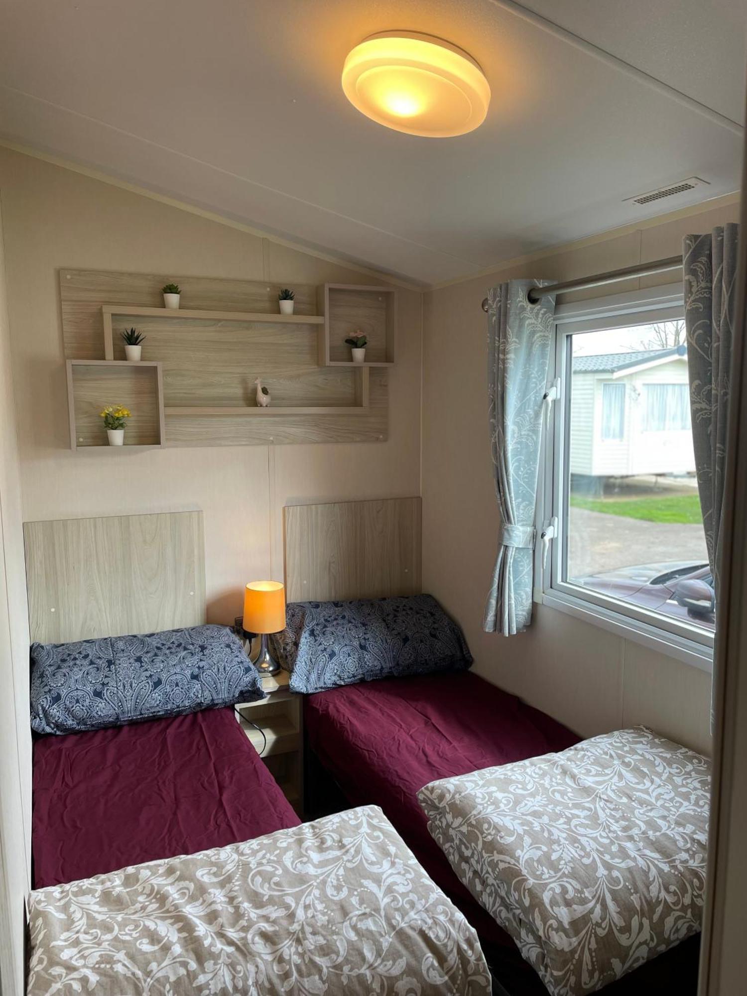 8 Bed Sun Decked Caravan Unlimited High Speed Wifi And Fun At Seawick Holiday Park Clacton-on-Sea Exteriör bild